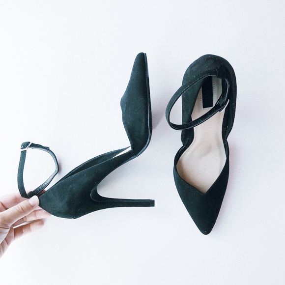 Black Pointed Toe Pumps - Picture 2 of 5